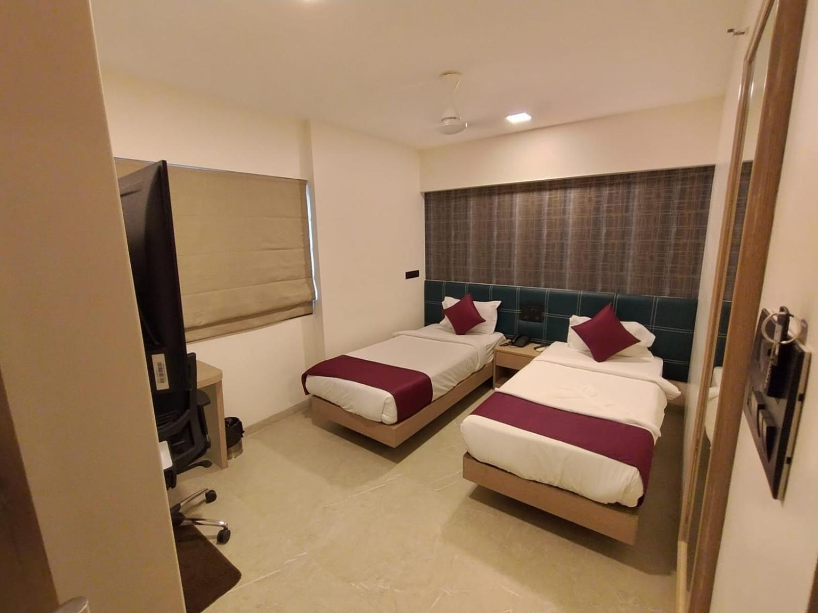 J Hotel And Banquets Bombay Eksteriør billede