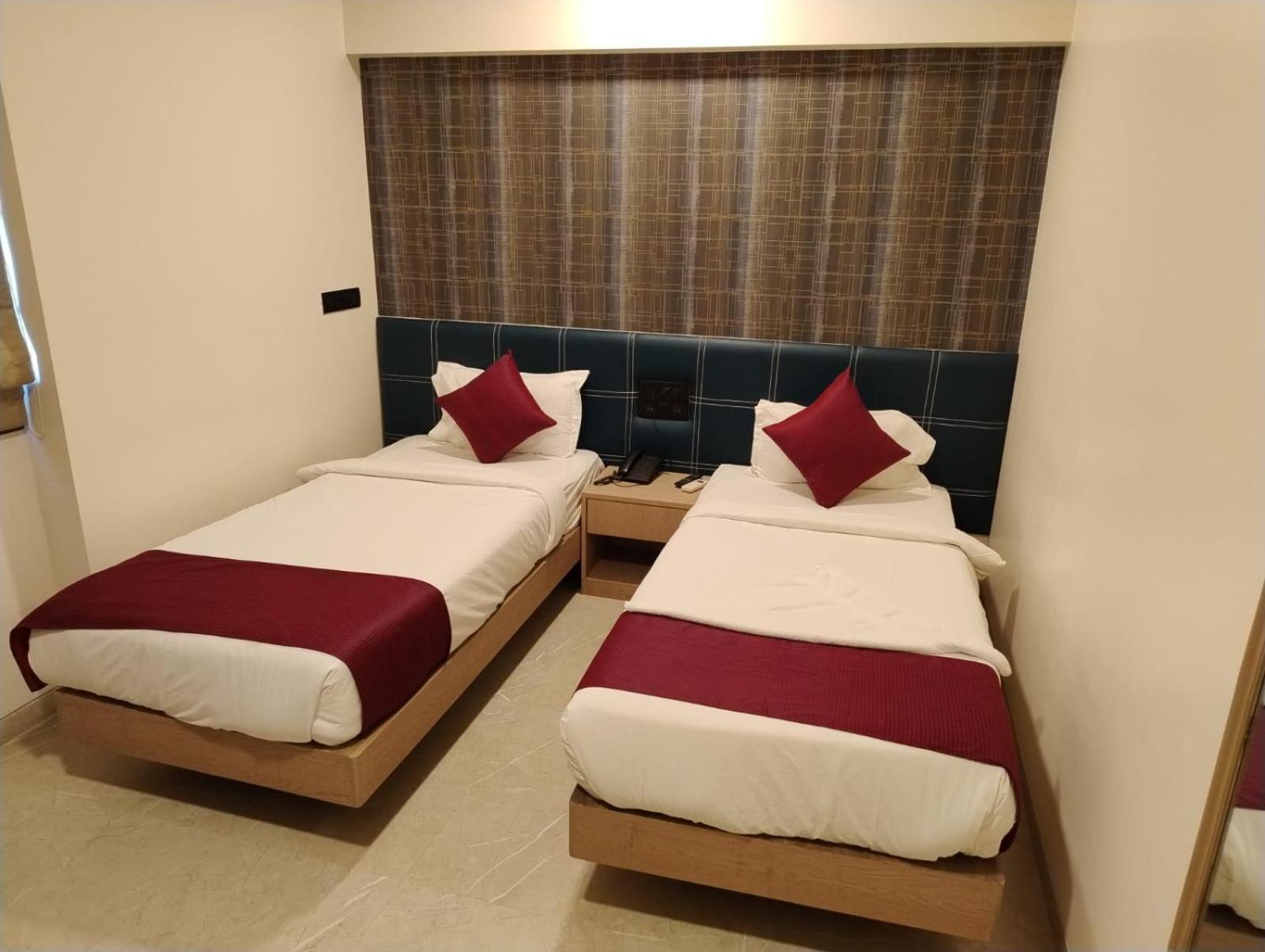 J Hotel And Banquets Bombay Eksteriør billede