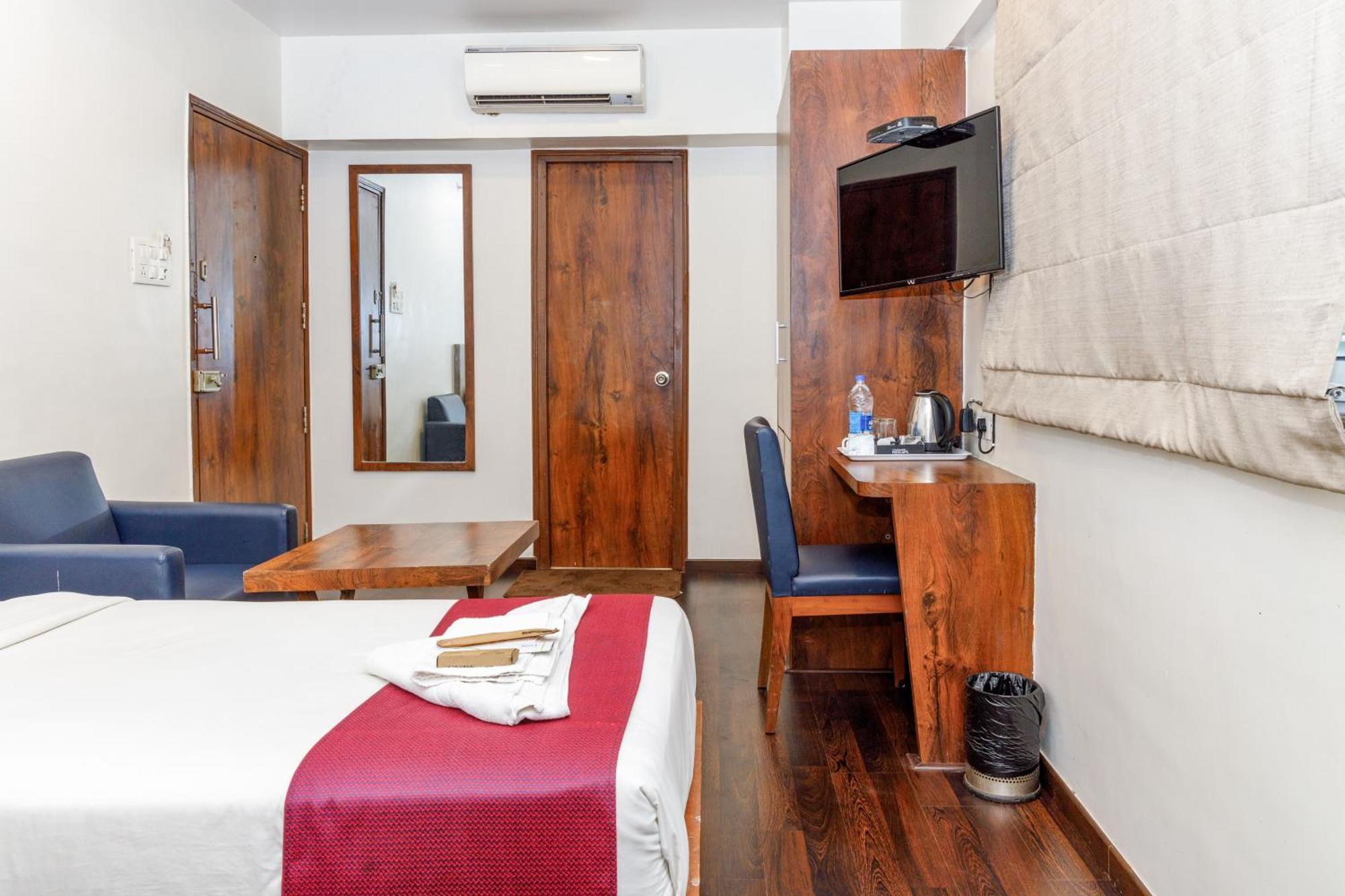 J Hotel And Banquets Bombay Eksteriør billede