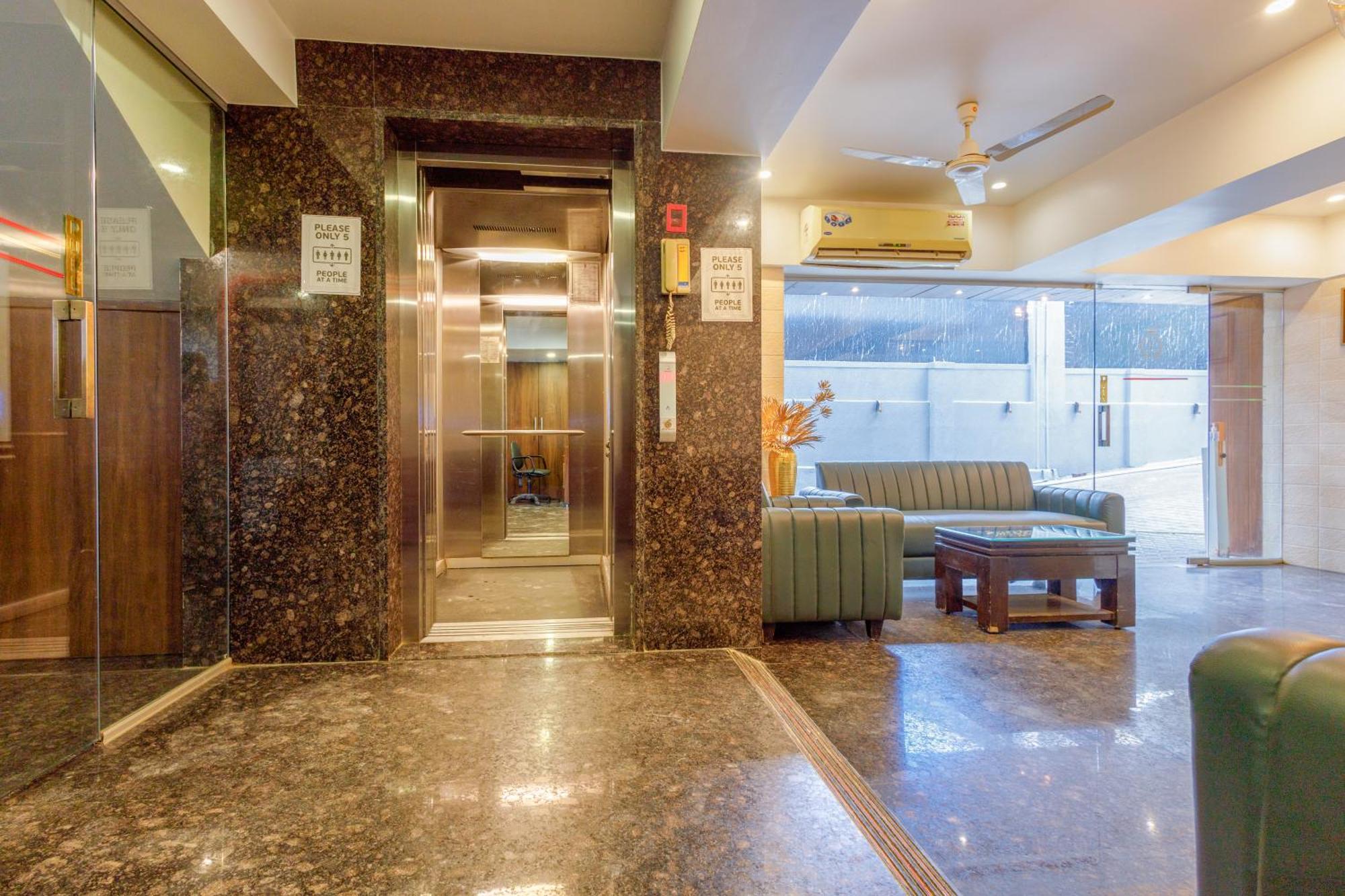 J Hotel And Banquets Bombay Eksteriør billede