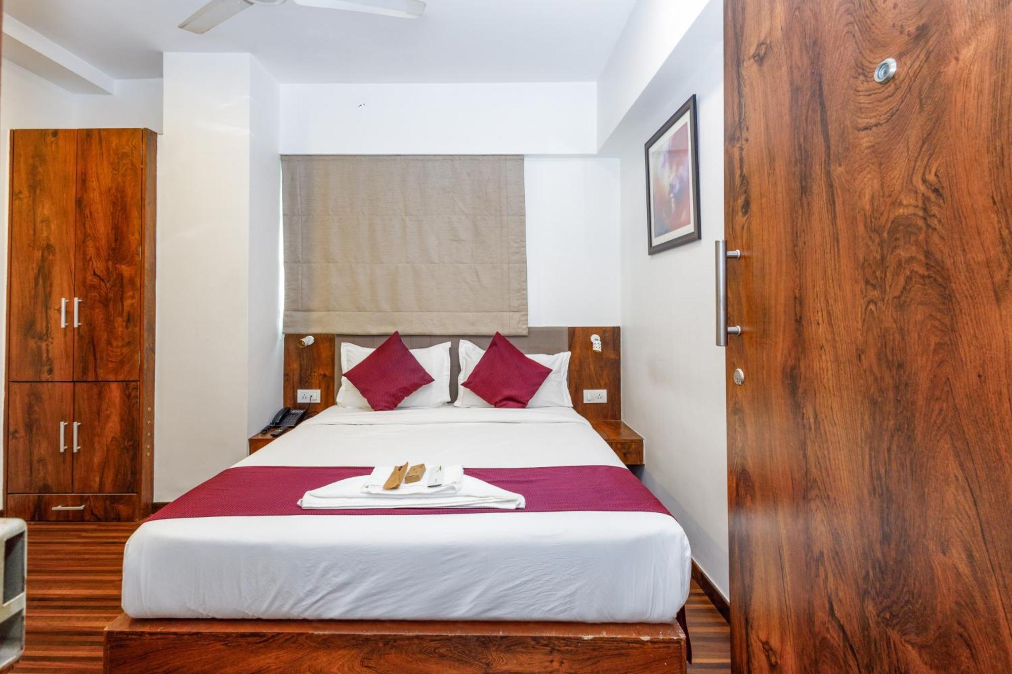 J Hotel And Banquets Bombay Eksteriør billede