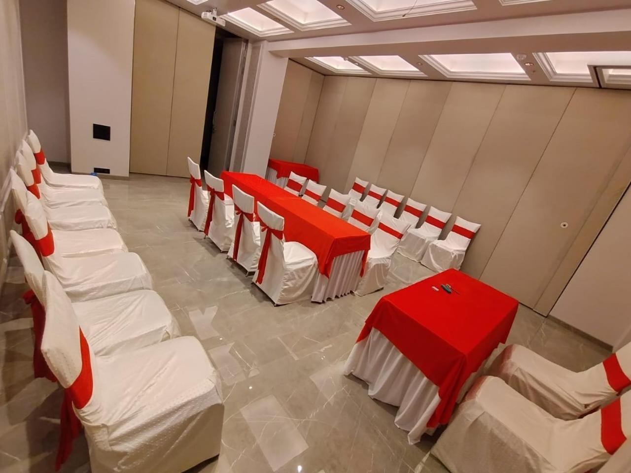 J Hotel And Banquets Bombay Eksteriør billede
